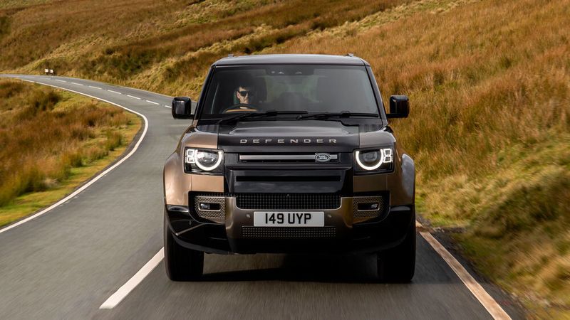 Angetrieben wird der Defender von einem Drei-Liter-Sechszylinder-Turbobenziner mit Mild-Hybrid-Technik und 294 kW/400 PS. (Land Rover)