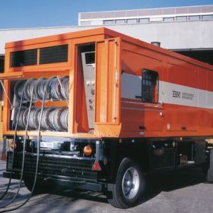 Der Anschluss von Notstromaggregaten und mobilen Speichern erfolgt einfach über flexible Leitungen und Steckverbinder.(Bild:  Multi-Contact)