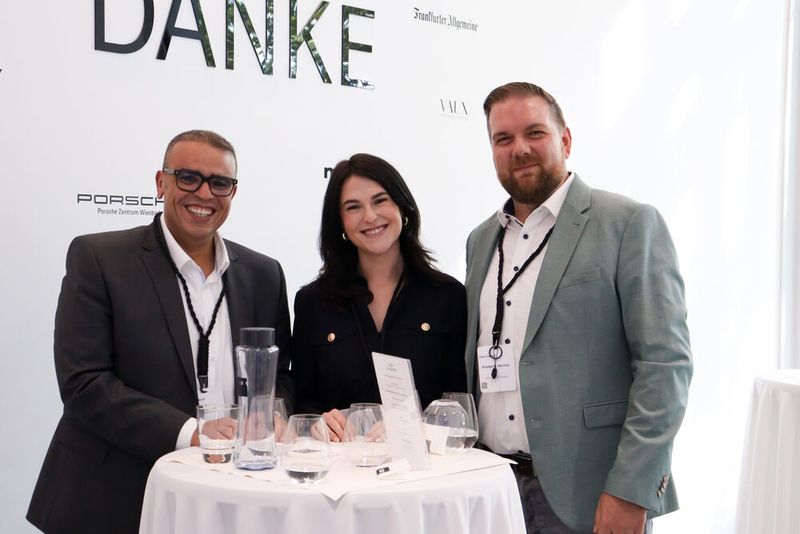 (V. l.) Nabil Rahil (TIM), Nina Keßler (Rubrik) und Frederic Heintz (Erik Sterck) freuen sich auf einen interessanten Tag.  (Bild: TIM)