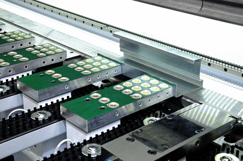 Die zusätzliche Höhenachse am Teilemanipulator fixiert die Teile in unterschiedlichsten Posititionen. Selbst Bauteile mit negativen Kantungen und sehr schmale Profile lassen sich dadurch problemlos fertigen. (Bild: Trumpf)