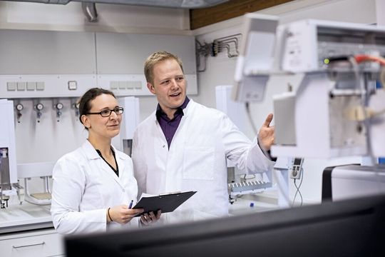 Abb.1: Bei Axel Semrau entwickeln die Mitarbeiter u. a. Automationslösungen für die Laboranalytik (Symbolbild). Abb.1: Bei Axel Semrau entwickeln die Mitarbeiter u. a. Automationslösungen für die Laboranalytik (Symbolbild).