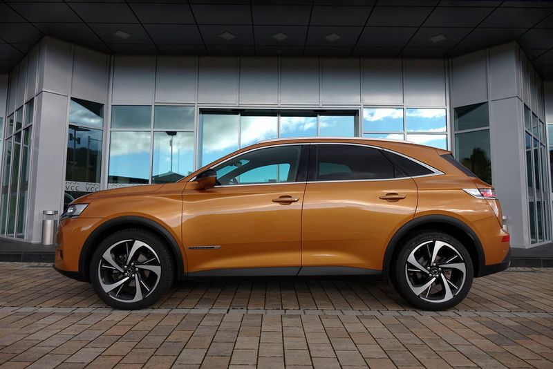 Die Linienführung des DS7 Crossback kommt zwar nicht so revolutionär daher wie bei der „Göttin“, dennoch gefällt uns das schlichte Design mit stimmigen Proportionen und geraden Linien.  (Jens Scheiner/»Automobil Industrie«)