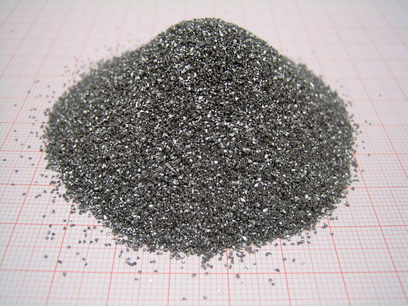 Magnetokalorische Materialien können als Granalien vorliegen, in feinkörnigem Zustand, der auch vorliegt, wenn flüssiges Metall als feiner Strahl in Wasser gesprüht wird. (Bild: Vakuumschmelze Hanau)