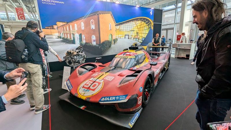 Auch ganz neue Ferraris zogen die Blicke und Objekive der Besucher auf sich. Der 499P ist ein Prototyp, der für Langstreckentest entwickelt wurde. Er holte 2023 den Sieg in Le Mans, den er 2024 wiederholte. (Bild: Dominsky – VCG)