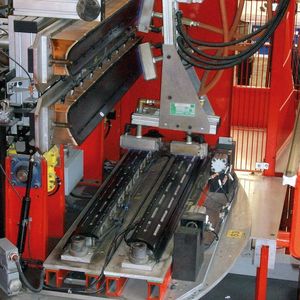 Bild 2: In der Beflammstation werden die Klebeflächen von einem Linearroboter beflammt, um deren Oberflächenspannung zu erhöhen.