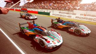 Auch farblich ein Blickfang: Als Reminiszenz an die erfolgreichen Porsche-Rennwagen in Le Mans tragen die Autos in diesem Jahr einen bunten Mix, bestehend aus den Farben der Le Mans-Autos aus den vergangenen Jahrzehnten. Aufgrund des farbenfrohen Designs wurde der Porsche 963 von Instagram-Usern «Butterfly» getauft. (Bild: Porsche)