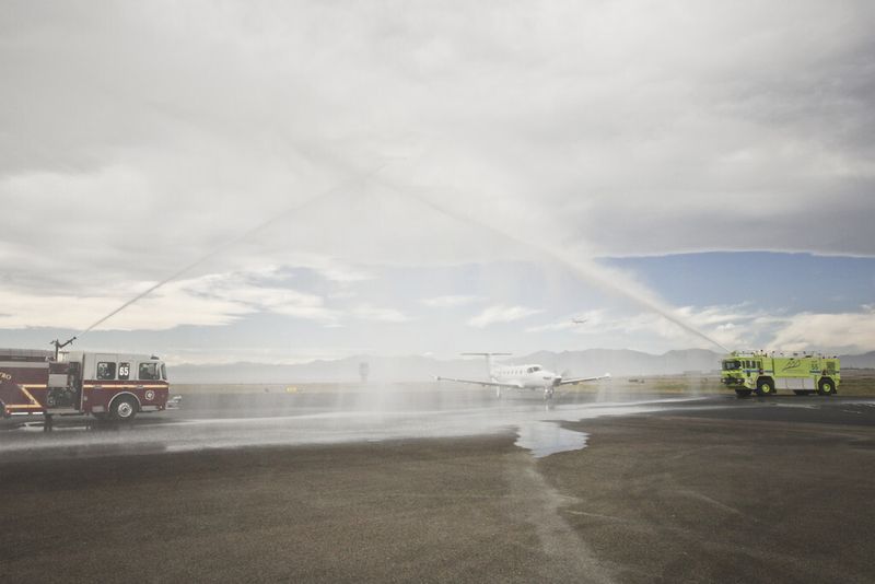 Nach der Landung  auf dem Rocky Mountain Metropolitan Airport rollte rollte Roger Engel mit seinem PC-12 NG durch zwei 40 Meter hohe Wasserfontänen, die von Feuerwehrautos in die Luft geschossen wurden. (Bilder: Pilatus Aircraft)
