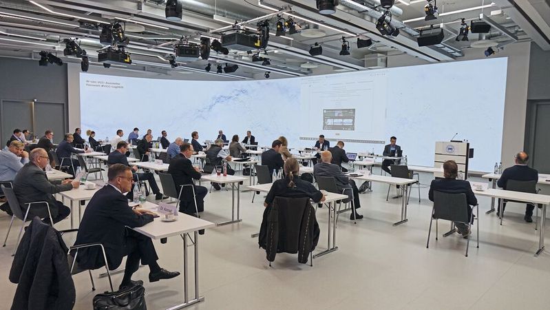 Im Vortragssaal „The Curve“ in Würzburg trifft sich am 13. Oktober die Bundesfachgruppe „Freie Werkstätten“.(Bild:  Rosenow – VCG)