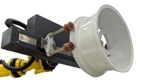 In einer Lackieranlage bei Eisenmann übernimmt ein Industrieroboter mit Greifer das Handling unterschiedlich großer und schwerer Felgen. Dabei kommt präzise Antriebstechnik von Stöber zum Einsatz. (Bild: Stöber Antriebstechnik GmbH + Co. KG )