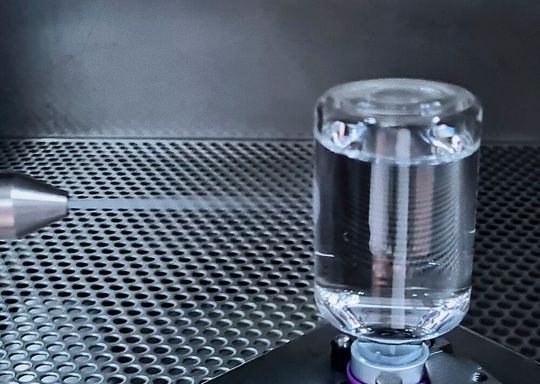 Mit dem Ziel, den Ressourcenverbrauch bei der Reinigung medizinischer und pharmazeutischer Produkte signifikant zu verringern, wurde die Materialverträglichkeit und Zytotoxizität der trocknen „quattroClean“-Schneestrahlreinigung in einem Verbundprojekt erfolgreich untersucht.(Bild:  acp systems)