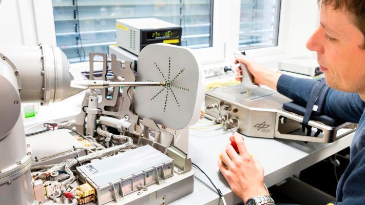 Der Kontur-2-Joystick soll in Zukunft von den Kosmonauten an Bord der Internationalen Raumstation ISS bedient werden. Ferngesteuert aus dem All wird sich dann im DLR Oberpfaffenhofen der Roboterarm ROKVISS bewegen. (Bild: DLR (CC-BY 3.0))