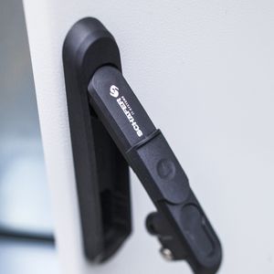 Auch das ergonomische Design des Griffes war ein Auswahlkriterium. Die klare Formsprache in schlichtem Schwarz harmoniert mit der Schrankgestaltung insgesamt.