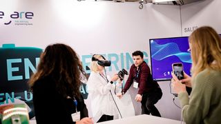 Die 17. Zuliefermesse FMB ist vor Kurzem in Bad Salzuflen zu Ende gegangen. Die Veranstaltung, heißt es, kam in Zeiten angespannter Lieferketten gerade recht. Doch nicht nur Physisches hilft Unternehmen heute, weshalb sich die Messe auch mit der Digitalisierung beschäftigt, wie hier. (Bild: Easyfairs)