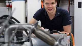 Florian Kock arbeitet seit 2010 am DLR-Institut für Fahrzeugkonzepte an der Weiterentwicklung des Freikolbenlineargenerators. (Bild: DLR)