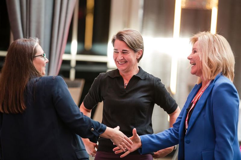 Die Freude über das Wiedersehen bei Ramona Schumann, Nicole Dufft und Anela Boese (v.l.) war groß. (Bild: www.hamann.photo)