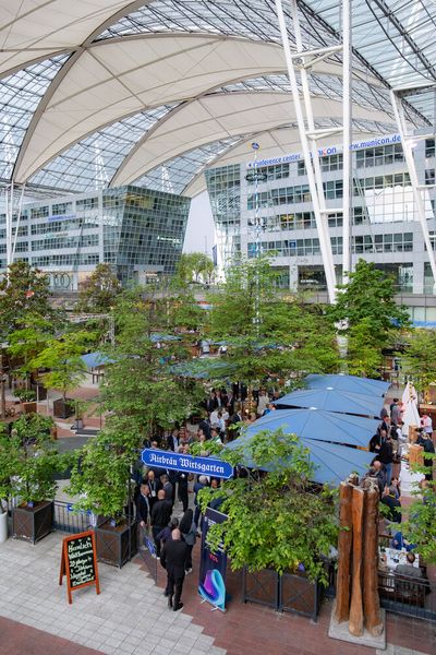 Am Abend wird im Airbräu Wirtsgarten weiter genetzwerkt. (Bild: Vogel IT-Medien GmbH)