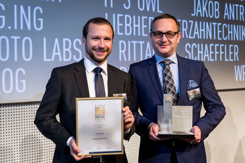 Der Gewinner in der Kategorie „Materialfluss“: Jungheinrich AG – Schmalgangstapler EKX 516. Daniel Rösch (links) und Armin Holzner nahmen den Best of Industry Award entgegen. (Stefan Bausewein / VBM)