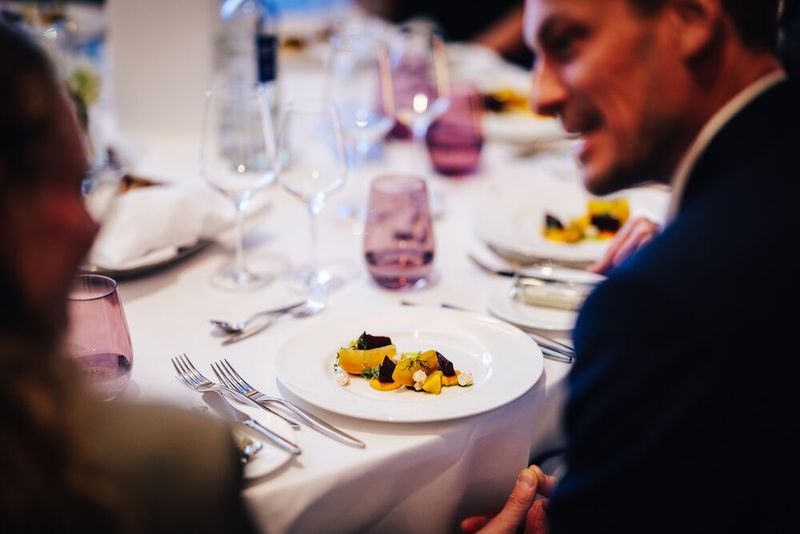 Zeitgleich wurde denn auch die herzhafte Vorspeise, bestehend aus bunter Bete, Orangenscheiben, Ziegenkäse, Karottencreme und Wiesenkräutern, aufgetischt. (Bild: © Offenblende/Christoph Wehrer )