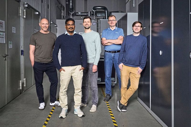 Langjährige und enge Zusammenarbeit (v. l.): Dr. Sven Beyer (GlobalFoundries), Dr. Nandakishor Yadav, Dr. Franz Müller, Konrad Seidel und Dr. Maximilian Lederer (Fraunhofer IPMS). (Bild: Fraunhofer / Piotr Banczerowski)