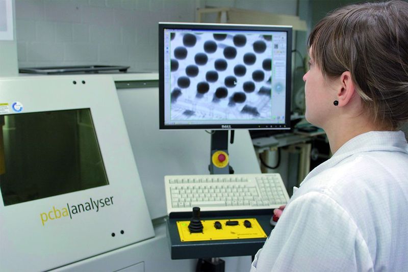 Bild 3: Für die Kontrolle von BGA-Lötungen und zur optimalen Einstellung des jeweiligen Lötprofils wird Röntgentechnik verwendet, weil Sichtkontrollen nicht möglich sind. Bild: Ortgies (Archiv: Vogel Business Media)