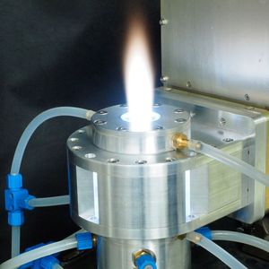 Mikrowellenplasma bei Atmosphärendruck: Mikrowellen entzünden im einem Resonatorsystem das eingeströmte Gas zu einem Plasma, welches in einen Reaktor eingeblasen wird.