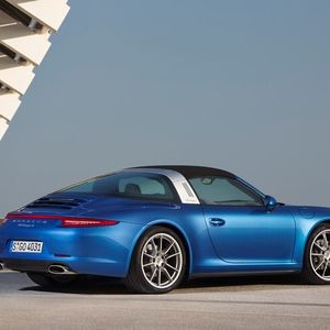 Die Neuauflage setzt sich mit seinem breiten, metallisch glänzenden Überrollbügel und der umlaufenden Heckscheibe optisch wieder klar von den anderen Varianten des Sportwagens ab.