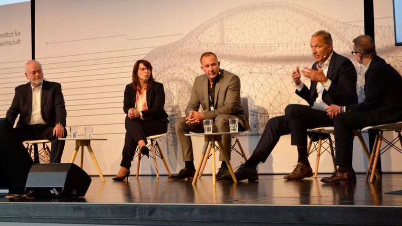 Besprachen die Digitalisierung im Aftersalesbereich (von links): Hyundai-Deutschland-Aftersaleschef Karl Hell, die Leiterin des Business Developments im Volkswagen-Aftersalesbereich, Imelda Labbé, Athos Gianelli von MHP und LKQ-Europa-CEO Arnd Franz. (Bild: Rehberg / VCG)