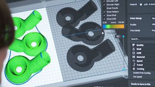 Mittels 3D-Druckverfahren können gleichwertige oder sogar verbesserte Teile mit weniger Material hergestellt werden. (Bild: Replique)