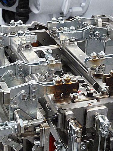 Werkzeugspannsysteme fixieren die Bauteile für das Laserschweißen. (Kuhn)