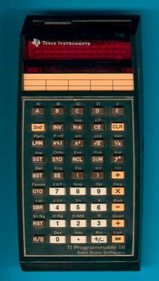 Die kleineren und leichteren Modelle TI-58 und TI-50 lösten die bisherige Reihe an Programmierbaren Taschenrechnern von Texas Instruments von November 1977 an ab. Zur Markteinführung bot der TI-59 als weltweit erster Taschenrechner auswechselbare Programm-Module auf Halbleiterbasis (ROM) mit fest einprogrammierten Anwendungsprogrammen (die sogenannten „Solid State Software Modules“). (Bild: Jörg Wörner / www.datamath.org)