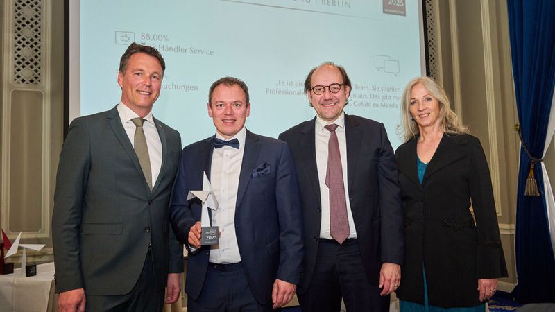 Der Metropolitan Award 2025 ging an das Autohaus Meklenborg: (v.li.): Bernhard Kaplan, Geschäftsführer Mazda Deutschland, Björn Leonhardt und Thomas Tewes, sowie Ines Merle, Direktorin Betriebsberatung und Händlereinkaufsfinanzierung Mazda Deutschland. (Bild: Silke Steinraths Photography)