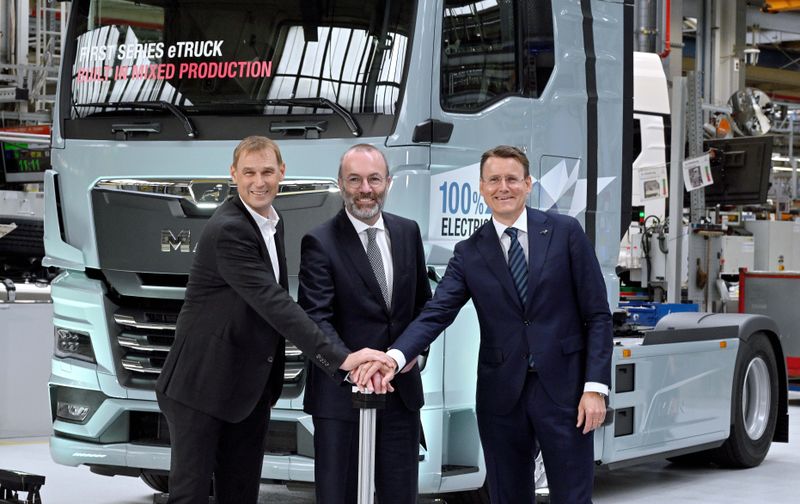 Starteten offiziell die Produktion von E-Lkw im Werk München (v.l.): MAN-Produktionsvorstand Michael Kobriger; Manfred Weber, Mitglied des Europäischen Parlaments und Vorsitzender der EVP; und MAN-CEO Alexander Vlaskamp. (Bild: MAN)