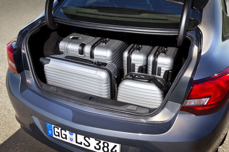 Der Kofferraum verfügt über ein Gepäckvolumen von 460 Liter – 90 Liter mehr als das fünftürige Modell. Durch Umlegen der im Verhältnis 60:40 geteilt klappbaren Rückbank lässt sich das Transportvolumen auf bis zu 1.010 Liter erweitern. (Opel)