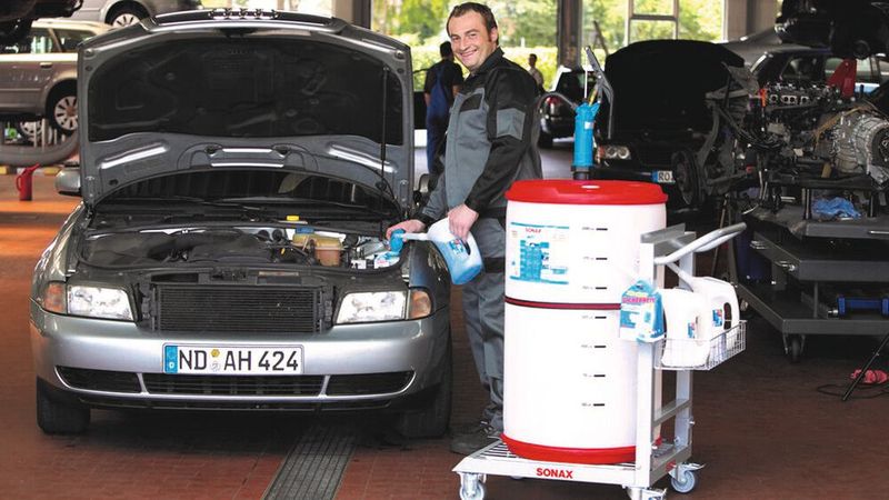 Das Angebot von Sonax richtig sich keineswegs nur an Endverbraucher: Auch Werkstätten erhalten seit Jahren spezielle Prdoukte in entsprechenden Gebinden. (Bild: Sonax)