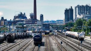 Mehr Gleisanschlüsse sollen in Zukunft Güter von der Straße auf die Schiene bringen. (gemeinfrei)