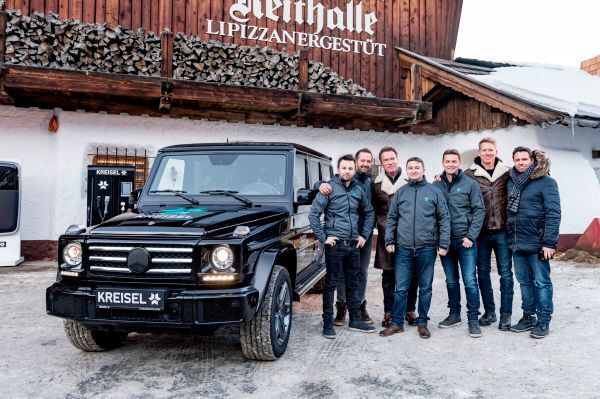 Schwarzenegger mit dem Kreisel-Team (Kreisel Electric, Martin Pröll)