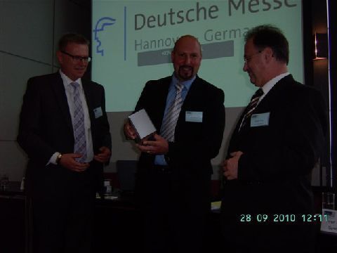 Wolfgang Wich und Rolf Bauer überreichten Günter Pauly zum Ruhestand ein Omnibusmodell. (Archiv: Vogel Business Media)