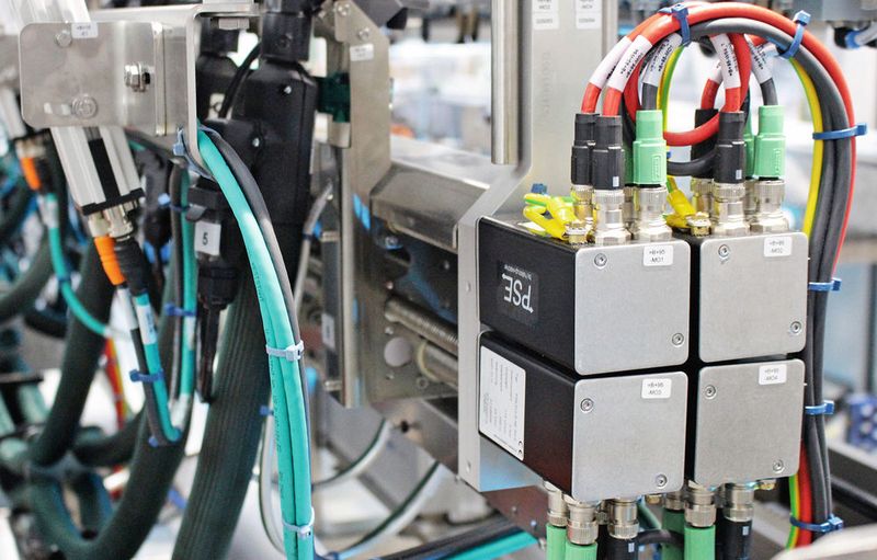 Automatische Einstellung des Leimauftragmoduls in der Kartonklebung: Hier muss ein exakter Auftrag des Leims an der richtigen Stelle gewährleistet sein. (Halstrup-Walcher)