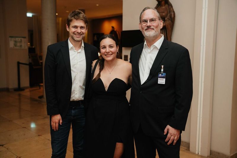 Zwischendurch bleibt auch Zeit für Erinnerungsfotos: Philipp König von A1 Digital mit Melanie Staudacher und Peter Schmitz, Security-Insider. (Bild: Manuel Emme Fotografie)