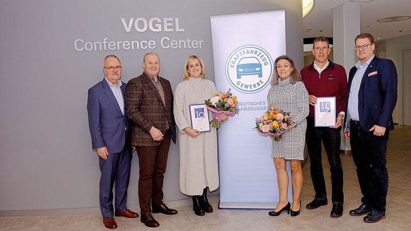 Ehrungen der Pressesprecher in Baden-Württemberg durch Ulrich Köster (l.), Bundesinnungsmeister Detlef Peter Grün (2. v. l.) und Carsten Beuß (r.): Angelika Gold (3. v. l.), Birgit Leicht, Pressesprecherin des Kfz-Gewerbes Baden-Württemberg (4. v. l.), und Peter Kurr Russ (5. v. l.). (Bild: Zietz – VCG)