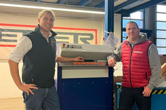 Thomas Hesse von Kemapack (l.) und Mirco Graupe, Logistikleiter im Ersatzteillager Landtechnik beim Vesandhändler Agrar-direkt, vor der neuen PM-42.(Bild:  Kemapack)