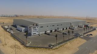 Von mitten in der Wüste aus bedient der Logistikdienstleister Hala SCS seine Abnehmer. Mit einem Warehouse-Management-System von EPG konnten die Saudis ihre Kommissionierleistung in vieler Hinsicht effizienter machen. (Hala SCS)