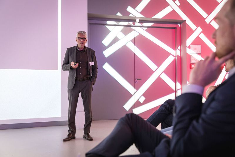 Anwenderkongress Steckverbinder 2023: Tag 1 mit Basisseminaren, Podiumsdiskussion und Posterslam. (Bild: Stefan Bausewein)