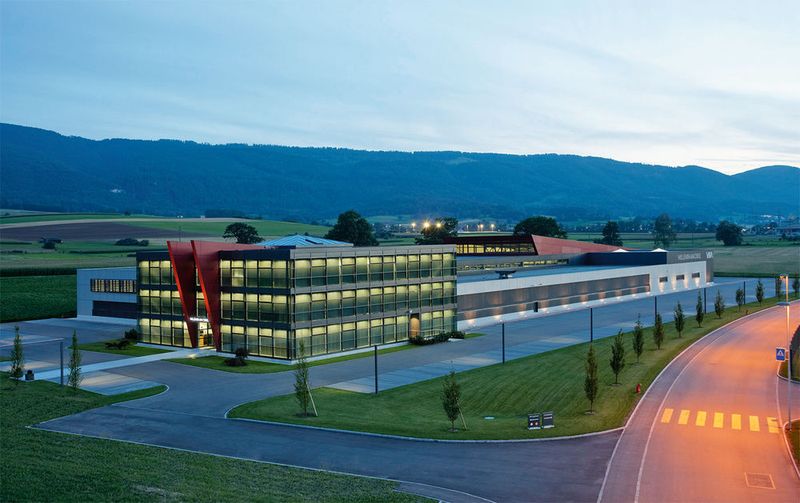 Im Jahr 2009 ist Willemin-Macodel in das neue Firmengebäude auf 16 000 Quadratmetern in Delémont gezogen. Verwaltung, Montage, Inbetriebnahme, Ausbildungswerkstatt und Lager befinden sich unter einem Dach. (Bild: Willemin-Macodel)