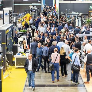 Volle Messehallen auf der AMB 2026.(Bild:  Frank Eppler / Messe Stuttgart)