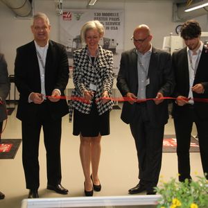 Von links: Klaus Krebs vom Berufsförderungswerk Schömberg/pro.Di, Peter Zierhut von Haas Automation sowie Ulrike Zich, die Bezirksvorsteherin Stuttgart-Weilimdorf und Bernd Katzenmeier, Geschäftsführer von Katzenmeier, eröffneten das 78. und zugleich größte H-Tec (Haas techical education Center) in Stuttgart-Weilimdorf. Zwei weitere Center werden in den nächsten Wochen in Europa eröffnet, wie die Haas-Leute erwähnten.Wer Interesse hat, findet nach den Bildern zur Eröffung des H-Tec eine umfangreiche Bilderserie mit Einblicken und Impressionen vom Maschinenbau im Haas-Hauptwerk in Oxnard, Californien.