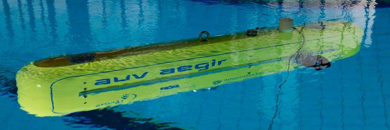 Das autonome U-Boot AUV Aegir absolvierte in einer Schwimmhalle seinen ersten Tauchgang ohne Steuerung von außen. (Bild:  Geomar/Lukas Wernicke)