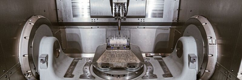 Das 5-Achs-Bearbeitungszentrum von Hermle entspricht den Anforderungen der Dieter Wiegelmann GmbH: Um ein relativ breites Teilespektrum zu fertigen, braucht der Formenbauer eine vielseitige Maschine, die sowohl schnell schruppt als auch High-End-Oberflächen abliefert.