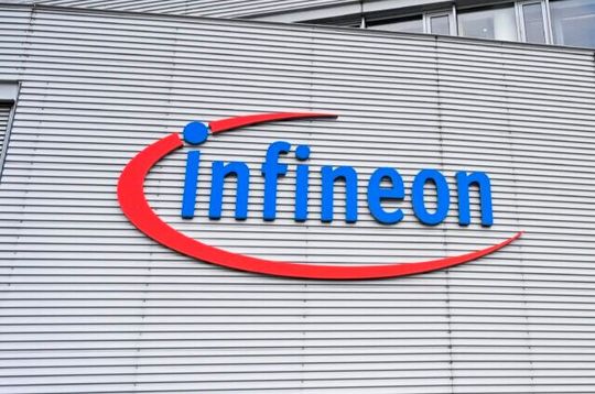 Der Neubiberger Halbleiterspezialist Infineon blickt auf das dritte Quartal 2025. Verglichen mit dem gleichen Zeitraum 2024 sackte der Gewinn kräftig ab. Das hindert das Unternehmen aber nicht daran, seine Prognose für die Zukunft anzuheben ...(Bild:  Infineon)
