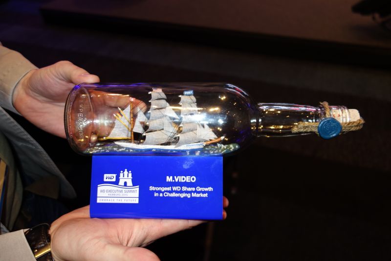 Nun gab es Flaschenpost für die Gewinner (IT-BUSINESS)